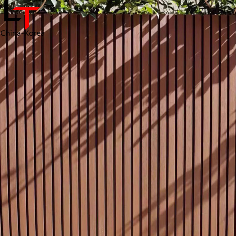 Ahşap Doku ve Siyah Desen Dış Çıta Duvar Kaplama Dış Dekoratif Ev Dış Cephe Kaplama WPC Yivli Dış Cephe Panelleri