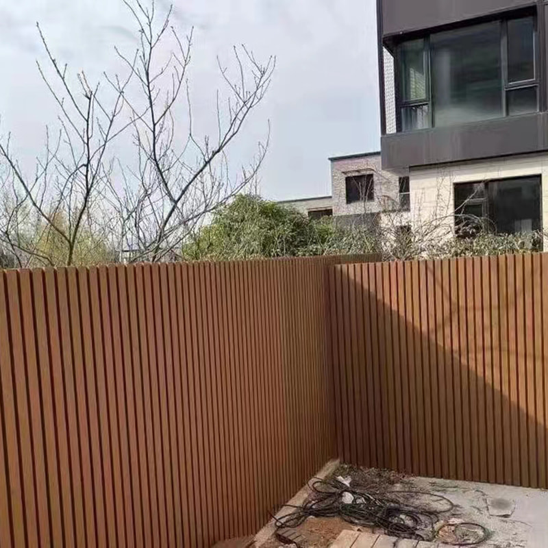Ko-ekstrüzyon Dekoratif Çit Ekranı Hava koşullarına dayanıklı WPC Kompozit Gizlilik Bahçe Çiti Güneşe dayanıklı Aşınmaya dayanıklı Anti-termit Kurulumu Kolay